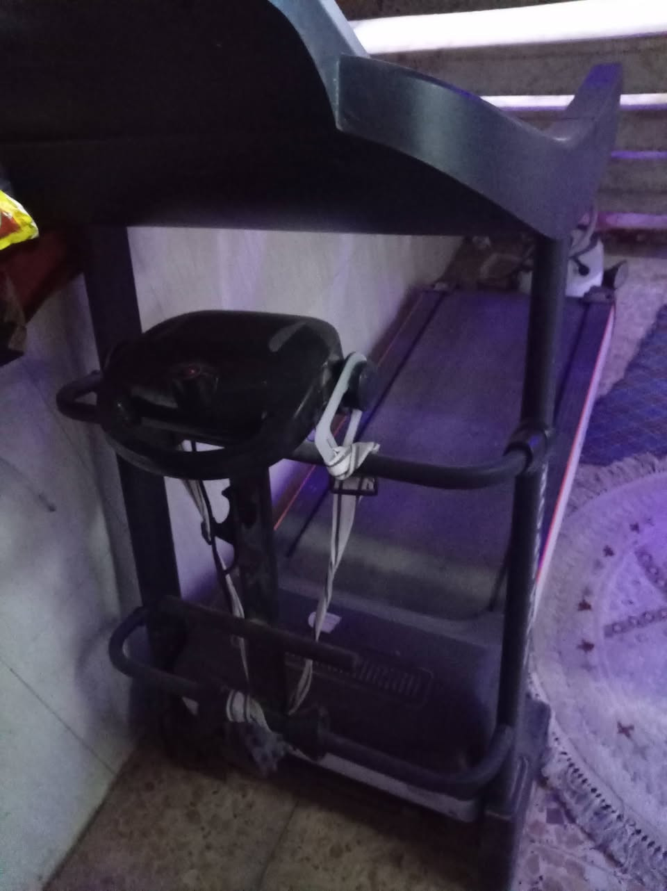 السلام عليكم عدي هذا جهاز جري شتريت جديد ب 700 وريد ابيعه سعره 400 جديد ما مستخدم فقط 3 اشهر وضميته شغال كله هواي مواصفات بي بس ما اعرفهن😁 شراي يتصل ***********
