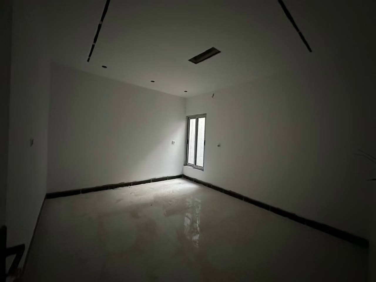دار للبيع 150 متر طابقين يحتوي على 4 غرف نوم بناء حديث فول مواصفات باقي لمسات اخيره ويجهز الدار طابو ملك صرف في موقع مميز بلبدايات خلف التجاري مباشرتآ في كركوك - حي العسكري - قرب مجمع عرفة الطبي 
***********
