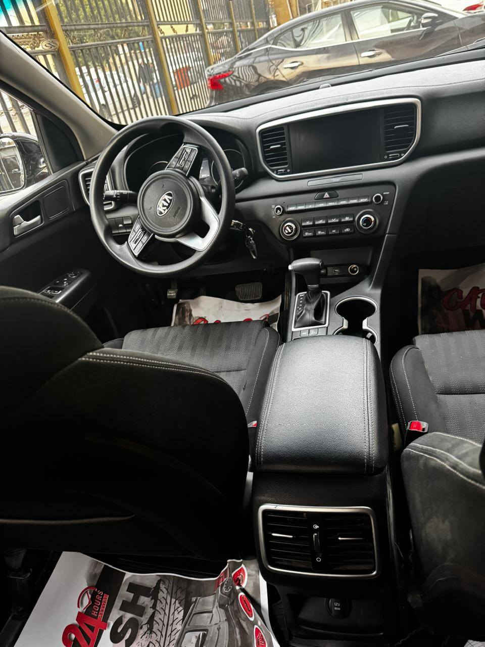 السلام عليكم ورحمة الله و بركاته
 سبورتج وارد اميركي موديل ٢٠٢٢ شكل القديم 
سيارة مواصفات روعه ماشيه ٩٥ الف كيلومتر 
رقم بغداد  دولي باسمي تحويل مباشر 
تخم تاير ويل كب مكينه و كير كفاله تبريد مجمده لايت زينون عالي وناصي ستيرن فول تحكم شاشه و توقف ذاتي و تحديد مسار و رادار  السيارة كما موضح في السونار المرفق سياره ترايها لاوروبا كامله و جاهزه للاستخدام 
 سعرها ١٧٠ و بيها مجال للجادين مكانها بغداد 
للاتصال   ***********
