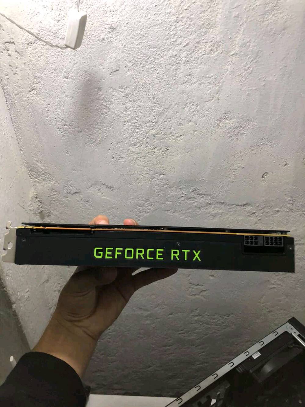 حاسبه خرافيه للالعاب القويه والمونتاج  لان المعالج i7 حتى مو i5 

معالج : i7-9700k
الكرت : rtx 2080 8g 
رامات : 2666 8×2 ddr4 
البورد : Predator PO5-6O5s
التحزين : TOSHIBA - 1TB
NVMe m.2 512gb
الكيس ٣ مراوح 
الكيس : PREDATOR ORION 5OOO 

مثل ما تشوفون بالصورة الكيس خرافي
كل هاي التجميعه الخرافيه للشراي 
800 الف وبيها مجال للطيبين

مكاني بغداد الدوره حي المعلمين 
7768726469