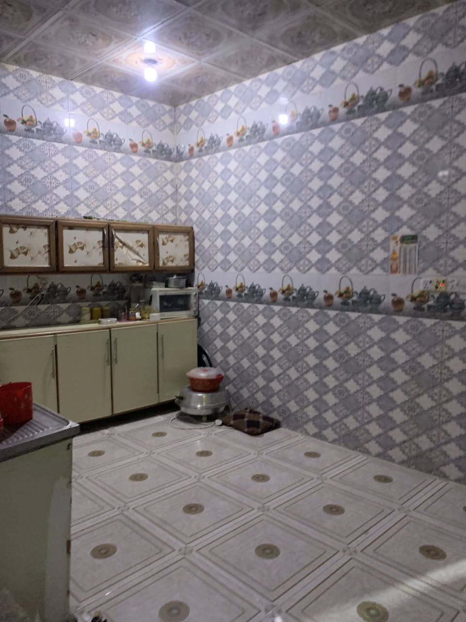 السلام عليكم بيت مساحه 140 متر بلخميسات قرب مطعم النافوره يبعد عن تبليط 100 متر خدمات ماي وكهرباء ومدارس وامبير ووصل طابو بي يحتوي على غرفتين وصاله وصحيات داخليه وخارجيه واستقبال البيت مرتب وحلو السعر كلش مناسب للتواصل ***********
