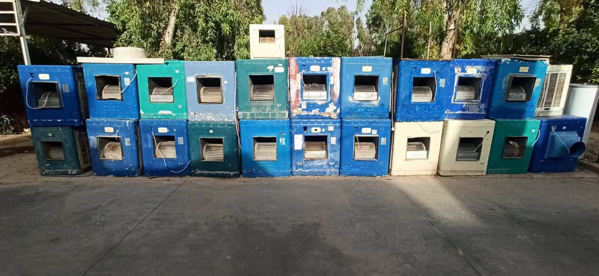 الحمداللە هەمیشە پێشەنگین لە جوانی کۆمەڵیک ئەشیای پاک و جوان و نازدار ماڵی دۆستە بەشەرت زۆر بێ عەیب 
موبەڕیدە
دەرگا 
کەوانتەر 
مجمیدە 
غەسالە
هەمویان نرخیان زۆر گونجاوە 
شوێن.... کەلاری کۆن ***********
