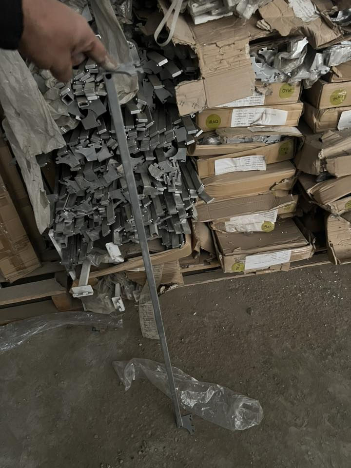 السلام عليكم
بعد التحية

هوكات 
مساطر
رفوف
حامل رف
حامل مسطرة
سكة

البيع للكميات فقط 500 قطعة فما فوق

***********
***********
