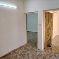 شقه للايجار طابق أول تحتوي على غرفتين نوم + صاله + مطبخ +حمام وتواليت ...