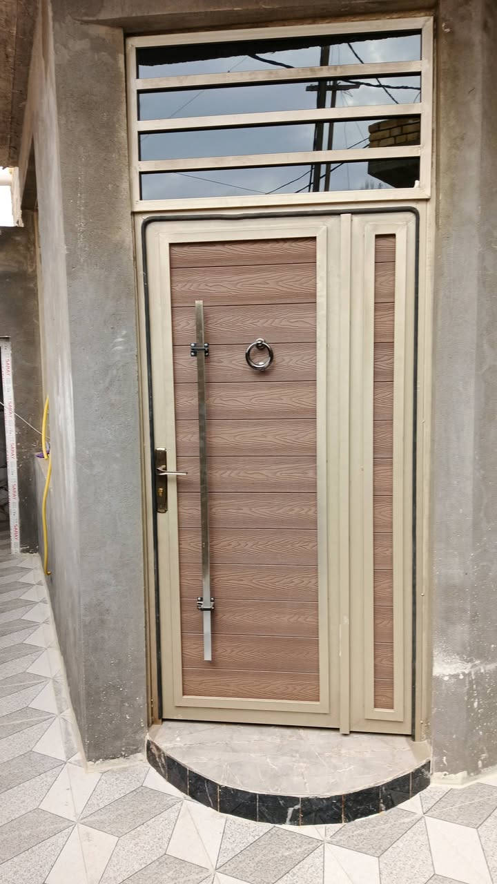 بيت للبيع جديد توه خلص صارله اسبوعين السبل فرع صيدليه الرحمه طابقين 4غرف نوم صالتين  ثلاثه حمامات ومناور اثنين استقبال 9في 4 مطبخ يبعد عن الشارع العام 200متر السعر 160 بيه مجال خدمات ماء كهرباء مجاري للاستفسار ***********
