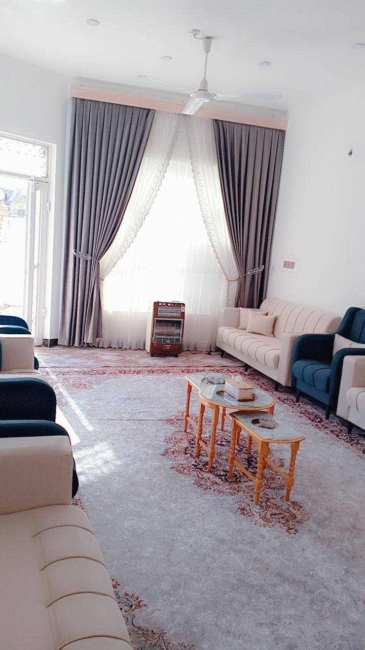 بيت للبيع 
بناء حديث حي الوحده قرب الفلكه الجديده مساحه 180 
غرفتين وصاله وستقبال ومطبخ وصحيات داخليه وخارجيه ومساحه اباب البيت الفضله مال الرصيف من ضمن البيت
***********
***********
