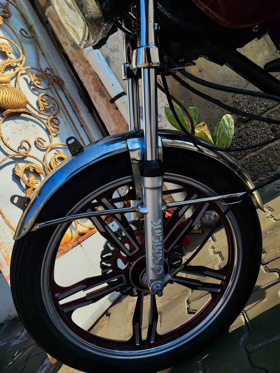 السلام عليكم سونلك موديل ٢٣ اوراق كامله 
محرك ما مفتوح الدراجه خير من الله وصوتها موضح بلفيديو / نقصها فقط ستان تعليك + باتريها ضعيف +واير عداد  
/ كهربائيات سلف دشبول لايت لد عالي ناصي شغالات 
السعر ٥٥٠ وبيها مجال بسيط للشراي
مكاني بغداد الحسينية/***********
