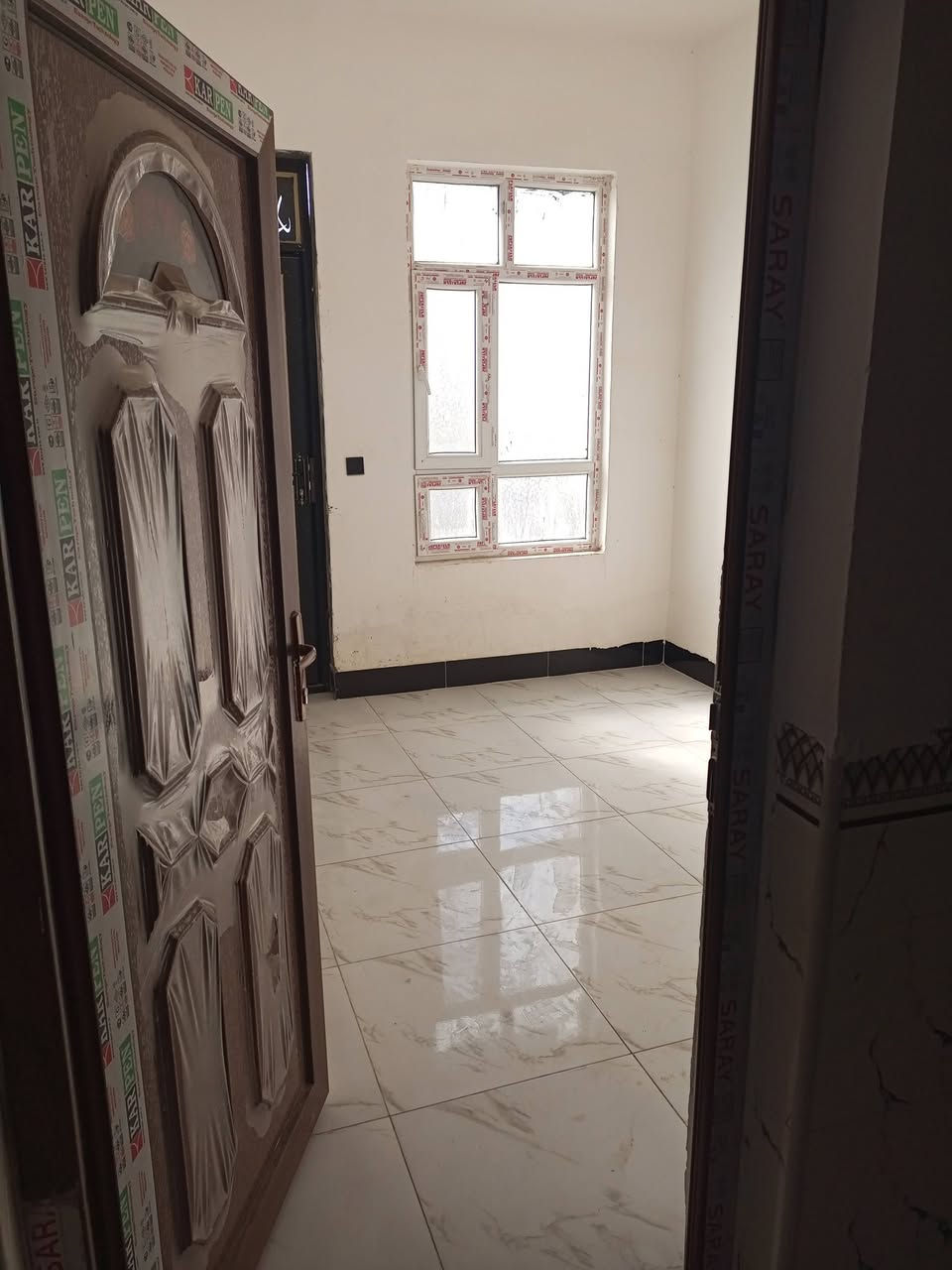 شقه للإيجار غرفه ومطبخ وصاله وبلكونه والصحيات الشقه زغيره. وجديده. 
إيجاره 300وبيه مجال. 
مكانه الحوز عالكورنيش قرب الملعب الخماسي. 
***********
