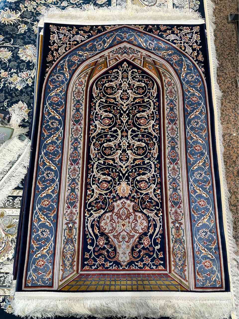 شركة بيت سجاد الايراني، تقدم سجادة صلاة بخيوط الفيسكوز والعمل اليدوي المتقن في الحافه والكركوشه كل هذا بسعر 125 الف تواصلوا ويا الرقم *********** النجف, العراق
