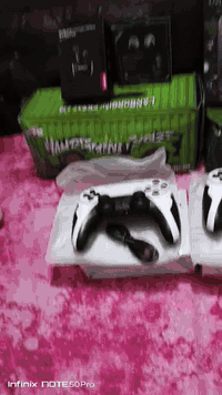 لاتصال: تتميز باتصال لاسلكي بتقنية البلوتوث وواجهة USB.
التوافق: تعمل مع أجهزة الكمبيوتر (PC) و PlayStation (بما في ذلك PS3 و PS4 وبعض الطرازات المتوافقة مع PS5) والهواتف المحمولة التي تعمل بنظامي Android و iOS وأجهزة التلفزيون الذكية (TV Box) و Nintendo Switch.

الميزات: تتضمن اهتزازًا مزدوجًا (Dual Vibration) وجيروسكوب سداسي المحاور (Six-axis Gyroscope) ووظيفة تربو قابلة للبرمجة (Programmable Turbo Function) في بعض الطرازات.

التوصيل: لتوصيلها بجهاز الكمبيوتر أو منصة الألعاب، يمكن استخدام كابل USB المرفق أو الاتصال عبر البلوتوث، ويتم التعرف عليها تلقائيًا.
لطلب مراسله واساب ***********
