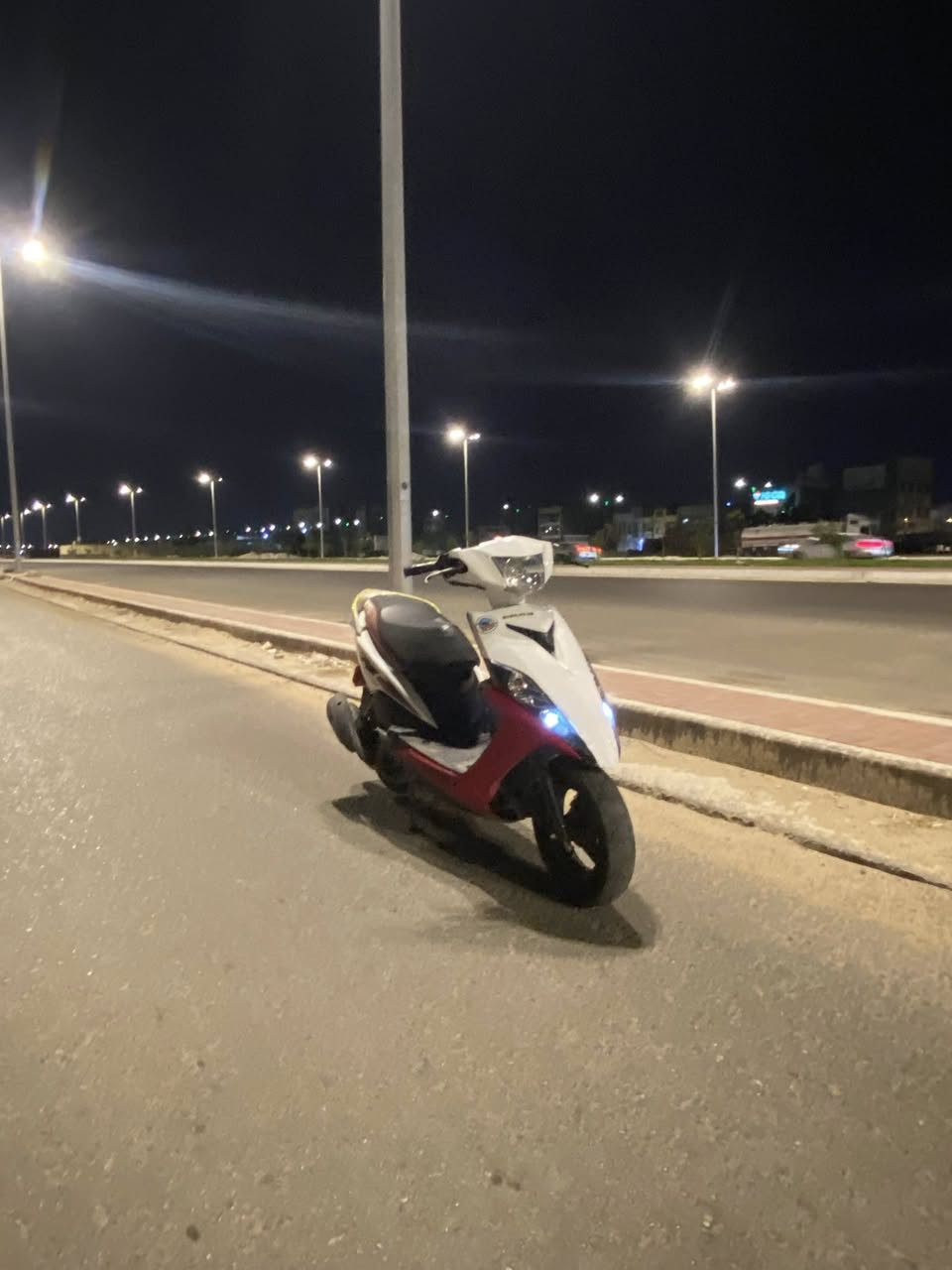 عليكم ماكس مضلع حديث الدراجه نوزل دراجه تحجي كدامك كفاله عامه المحرك صبانه ما محطوطه علي جيب فيتر وتعال افحص كهربائيا شغاله  ختم واحد المحرك شلعه ومعدل مابيها ولا نقص فقط بنزات بريك السعر 950وبيهاا مجال للشرايه مكاني بصره حي الاصدقاء رقمي  ***********
