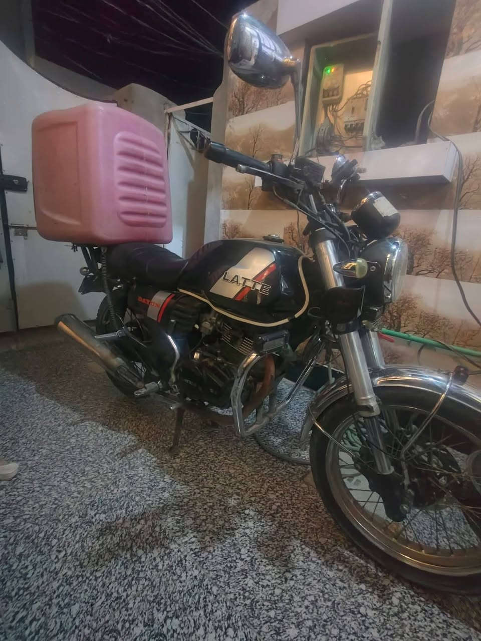 🔥🏍 للبيع دراجة دايون لاتي نظيفة جداً ومميزة 🏍🔥

🔹 محرك 200 CC قوي سحب ممتاز وناعم بالطريق 💪
🔹 تايرات نظيفة شبه جديدة وثبات عالي 🛞
🔹 إشارات يمين ويسار شغالة تمام ✔️
🔹 كل الكهربائيات شغالة (ضو عالي وواطي، إشارات، هورن) 💡🔌
🔹 تشغيل سلف + دعسة وتشتغل بسرعة ⚡
🔹 بريكات قوية كدام وورا وثبات ممتاز 🛑
🔹 ممتصات صدمات مريحة مناسبة للشارع والسفر 🚦
🔹 عداد كامل شغال (سرعة – بنزين – إشارات) 📟
🔹 كروم ولمعة حلوة والدراجة مرتبة ✨
🔹 حاملة خلفية قوية تنفع للشغل أو الاستخدام اليومي 📦

📄 مرقمة باسمي مباشرة
🔁 التحويل ممكن ثاني يوم بكل سهولة

💰 السعر: 2750

الدراجة نظيفة وما محتاجة أي صرف وجاهزة للاستخدام 👌
📩 للجادين فقط المراسلة خاص 🤝
او الاتصال على الرقم***********
