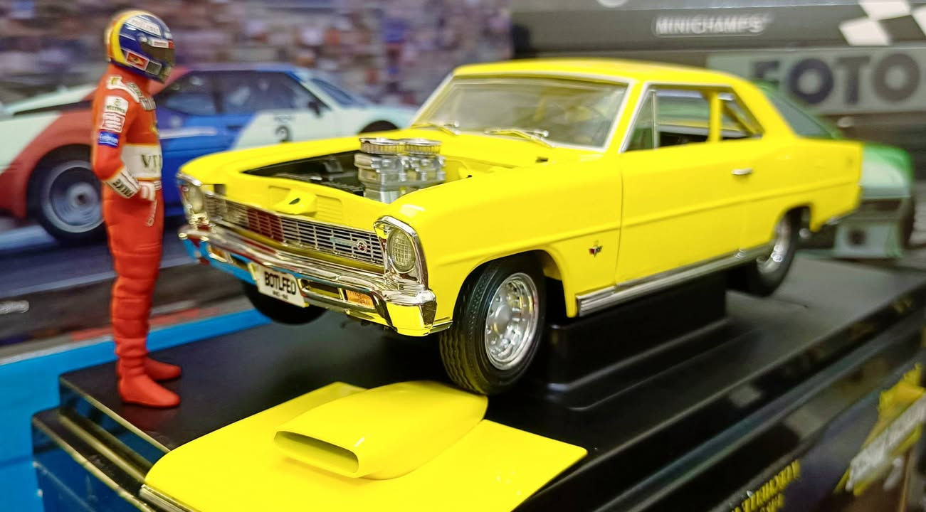 إليك أهم تفاصيل هذا النموذج:
نوع السيارة: شيفروليه نوفا موديل 1966 (Chevrolet Nova SS).

الفئة: برو ستوك (Pro Stock)، وهي فئة مخصصة لسيارات سباقات التسارع (Drag Racing).

اللون: أصفر مشرق.

المميزات: يتميز النموذج بهيكل معدني مع تفاصيل دقيقة، ويشمل أبواباً وغطاء محرك قابلة للفتح، وعجلات أمامية قابلة للتوجيه، بالإضافة إلى تفاصيل داخلية وهيكل سفلي دقيق.

رقم الطراز: يحمل هذا النموذج غالباً الرقم التسلسلي 33814YL أو 36673 ضمن مجموعة American Muscle

ملاحظة: هذا المنتج يعتبر قطعة مخصصة لهواة الجمع (Collectors) ويُصنف للفئة العمرية 14 سنة فما فوق كما هو موضح على العلبة [صورة المستخدم].


**إذا كنت صاحب هذا الإعلان وتريد حذفه لأي سبب، رجاءا أرسل رسالة إلى الدعم الفني**