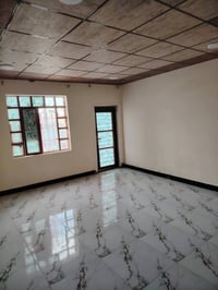 مشتمل بدون اثاث  للايجار طابق ثاني متكون من استقبال ومطبخ وغرف نوم ٢ و...