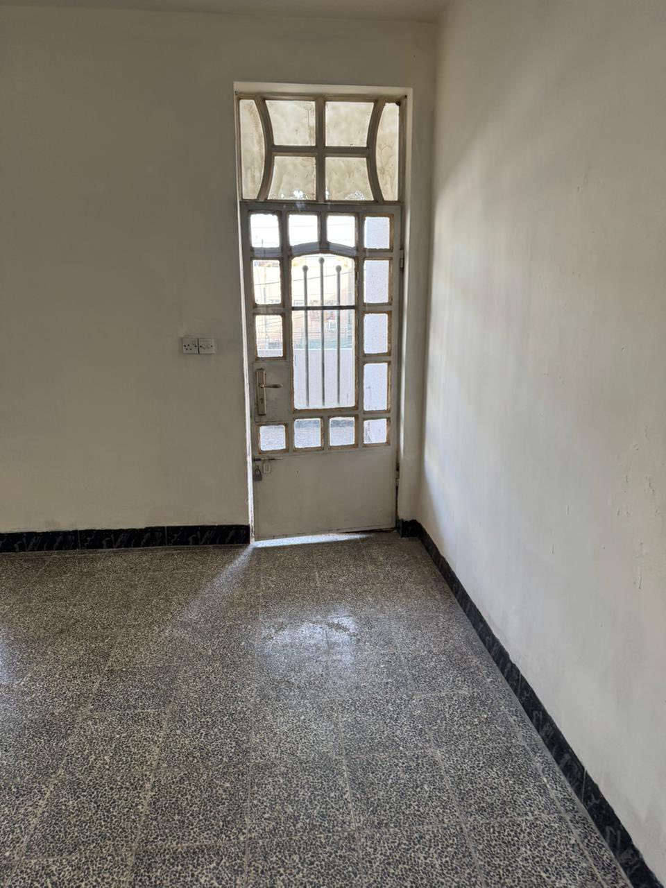 للايجار
شقه ١٥٠ م موقع متميز السيديه خلف هبي هوم و إكليل  الجبل  طابق أول  تحتوي على
باب خارجي خاص بالشقه مع السلم
طارمه كبيره مطله على الشارع
صاله ٥ ونص في اربعه 
مطبخ مفتوح على صالة أخرى 
حمام غربي حديث
غرفة نوم واحده خمسه ونص في اربعه  
بيتونه 
سطحين 
الايجار ٧٠٠ الف شهريا
الاتصال مع صاحب الملك
ه. ***********
