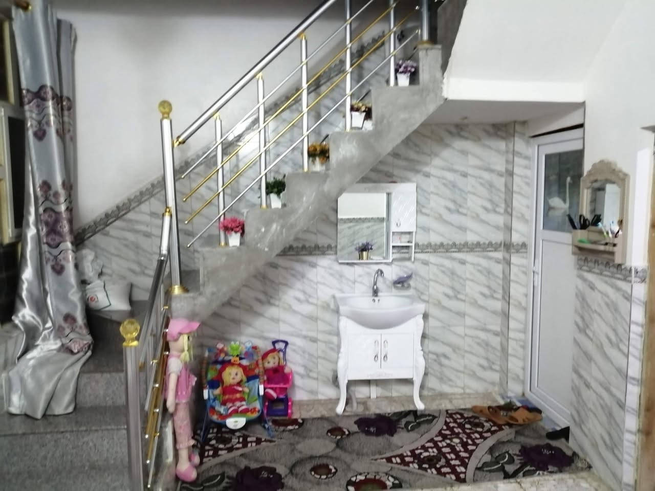 بيت للبيع طابو زراعي كوفة سهيلية شارع معمل الدبس شارع الامام المهدي قرب مدرسة كنده الاهلية مكوناته استقبال مطبخ صالة غرفة منور عدد 2 حمامات عدد 2 للتواصل *********** مساحة 100 متر السعر 50 مليون وبيه مجال للشراي الحقيقي
