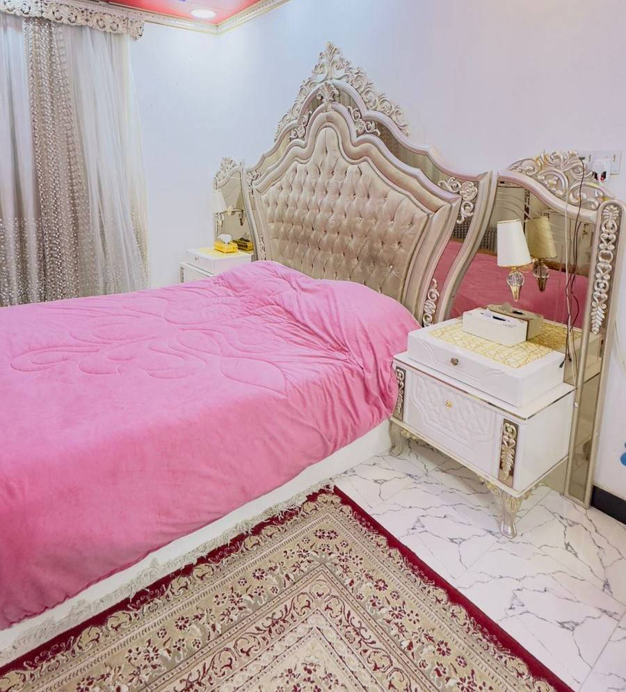 السلام عليكم 
غرفه نوم ملكيه 
مستعمله نضيفه
 خشب اصلي وقوي وثقيل ما ينكسر 
متكونه من ٩ قطع 
كنتور 
وجربايه وشازلونه وكومدي مال جربايه عدد 2
ميز تواليت و طابوريه  
كومدي مال احذيه  وزاويه 
السعر 2 مليون (2000000)
مع العلم سعر الجديده ٣ مليون ونص 
 العنوان كربلاء للتواصل ***********
