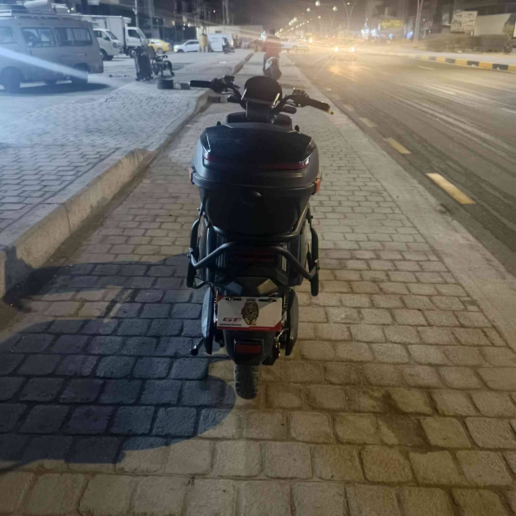 سلام عليكم دراجه شحن للبيع المواصفات سكنس نوع GT الجيل الثالث بطاريات 6 كبار بصمه وسويج وكارت بلوتوث صوته يخبل سرعه 80 حقيقي والملف 2000w يجي وياه صندوق خلفي اشاير يمنه يسره شاحنته الاصليه تجي وياه وكارتونته  السعر 650 وبين مجال المكان بغداد حي جميله للتواصل ***********
