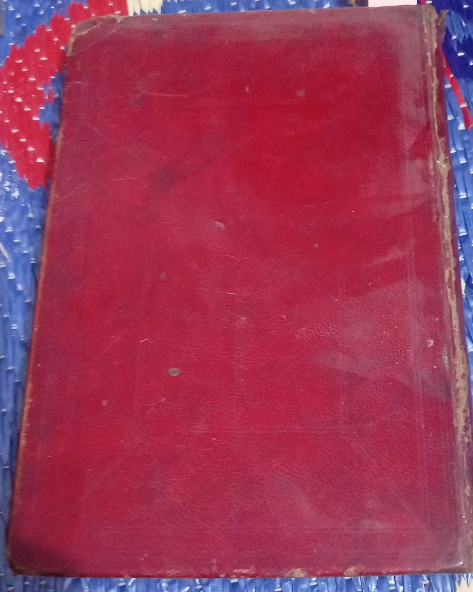 📜🔥 فرصة نادرة  - طبعة أولى أصلية من قلب تاريخ بغداد 🔥📜 طبع 1896 ميلادي 

لعشاق الكتب النادرة، وجامعي الطبعات الأولى، والمهتمين بتاريخ العراق الثقافي:

 نسختان أصليتان من:

بلوغ الأرب في أحوال العرب
للعلامة المؤرخ محمود شكري الآلوسي (ت 1342هـ)

▪️ الطبعة الأولى الأصلية
▪️ مطبعة دار السلام – بغداد
▪️ سنة 1314هـ الموافق 1896م
▪️ مطبوع في بغداد زمن حكم الخلافة العثمانية
▪️ في عهد السلطان عبد الحميد الثاني

المتوفر:
✔ الجزء الأول
✔ الجزء الثالث

🕰 عمر النسخة:
— نحو 133 سنة هجرية
— نحو 130 سنة ميلادية

هذه ليست طبعة تجارية متأخرة، ولا إعادة تصوير حديثة، بل نسخة خرجت من مطابع بغداد أواخر القرن التاسع عشر، في حياة المؤلف نفسه، عندما كانت الطباعة في العراق في بداياتها.

كل صفحة فيها تمثل أثرًا ماديًا من زمن مختلف، وحبرًا طُبع قبل أكثر من قرن، وشاهدًا على مرحلة مهمة من تاريخ الثقافة البغدادية.

قيمة هذه النسخة تتجاوز مجرد القراءة:

• قيمة علمية: من أهم مصادر دراسة أحوال العرب وعاداتهم وأنسابهم.
• قيمة تاريخية: مطبوع أصلي من بغداد خلال الحكم العثماني.
• قيمة اقتنائية: طبعة أولى بهذا العمر نادرة في السوق، ووجودها يتناقص مع مرور الزمن.

النسختان كاملتا الصفحات، مع آثار تقادم طبيعية في الأغلفة تعكس عمرهما الحقيقي وتؤكد أصالتهما.

اقتناء مثل هذه الطبعات ليس مجرد شراء كتاب، بل امتلاك قطعة من تاريخ بغداد العلمي والثقافي.

📩 .

النوادر الحقيقية لا تُعرض كثيرًا… وغالبًا لا تبقى طويلًا.


**إذا كنت صاحب هذا الإعلان وتريد حذفه لأي سبب، رجاءا أرسل رسالة إلى الدعم الفني**