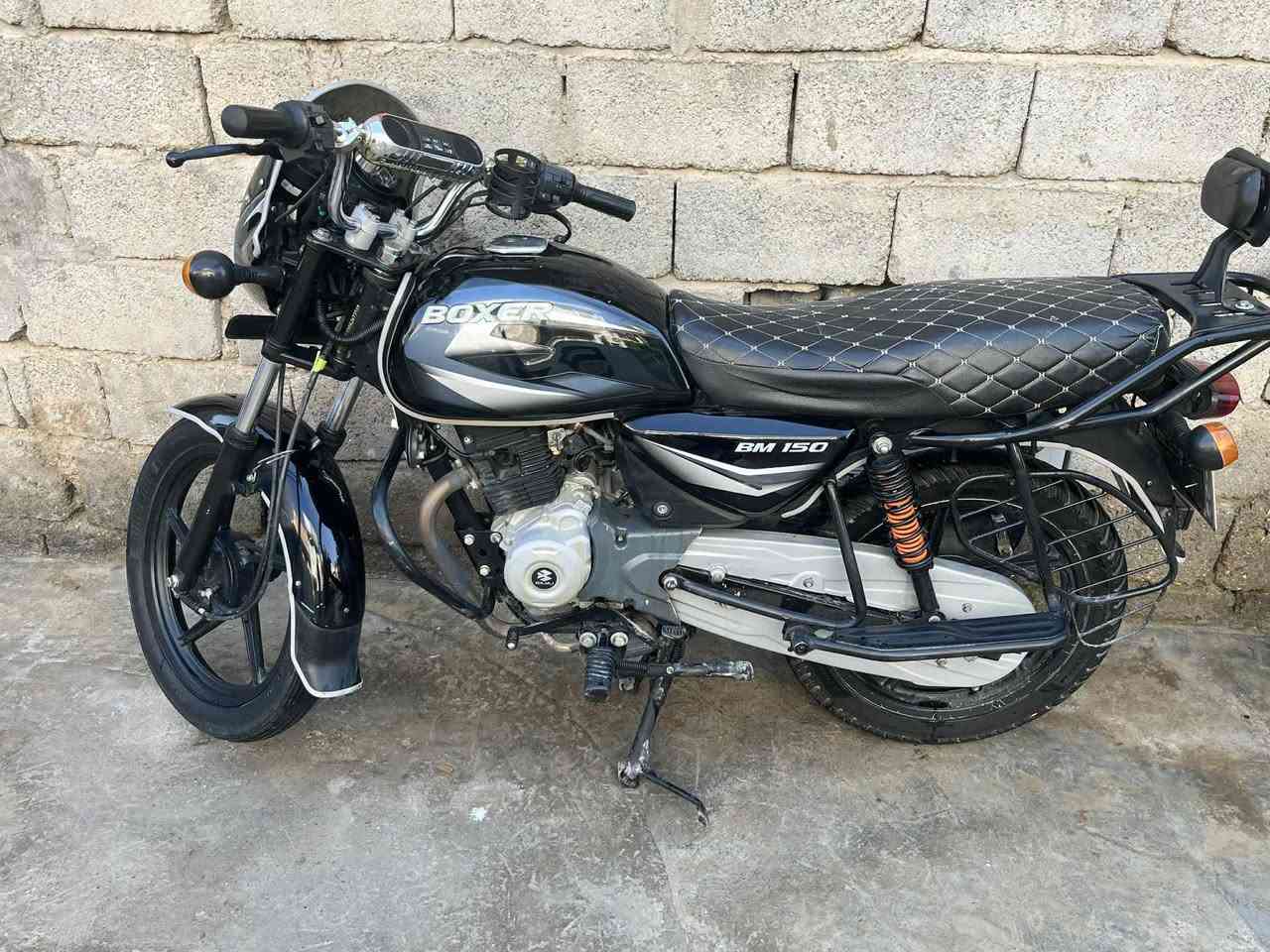 السلام عليكم بوكسر للبيع موديل ٢١ دراجة كلش نظيفة محرك ممفتوح دراجة بعده وكالة ومرقمة و سنوية باسمي سعر ١٨٠٠ وبيه مجال بل خدمة رقم الهاتف ***********
