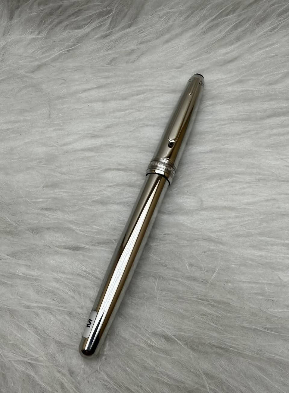 MONTBLANC (MEISTERSTUCK)
قلم مونت بلانك 
حبر 
الماني المنشأ اصلي 
ريشة (سلاية) ذهب عيار 18k
البدن والغطاء مصنوع من الكروم اللامع
حجم الخط M
جديد غير مستخدم 
مع العلبة الاصلية و الكرنتي
للاستفسار المراسله على الخاص او الاتصال بالرقم  *********** 
يوجد خدمة توصيل داخل بغداد و محافظات⁩
