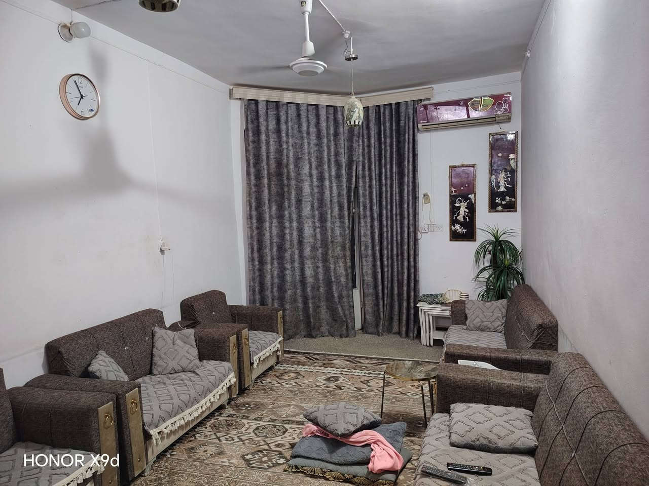 السلام عليكم البيت للبيع ام الخيل الثانيه بشارع المسبح الولمبي قرب الداره كهرباء البيت مساحه 95 طابوصرف والواقع الحال 118 البيت طابقين كونكريت مسلح مكلف بالنشر ***********
