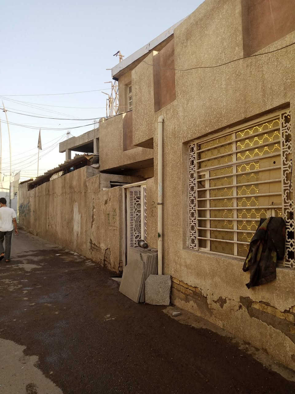 بيت للايجار مساحه ٩٥ متر متكون من ستقبال منعزل وغرفة نوم وصاله  ومطبخ وترك وخدمات وفوك مساحة غرفه وخدمات كامله وسطح. كلشي متوفر يمك وقريب 
المكان المشتل فرع قصابة زمزم مقابل شارع المدارس للاستفسار الاتصال على الرقم ***********
