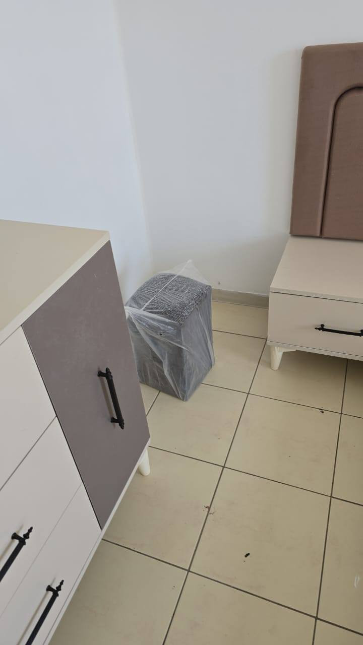 سلام عليكم غرفة نوم وتخم للبيع امانة الله جدد 
بس التخم بي شوية صبغ رح انزلة بالتعليقات اللي يشتري ليكسر بالسعر 
مليون و٣٠٠ ثنينهم وبي مجال بسيط
العنوان 
بسماية a7
للتفاصيل الاتصال على ***********
