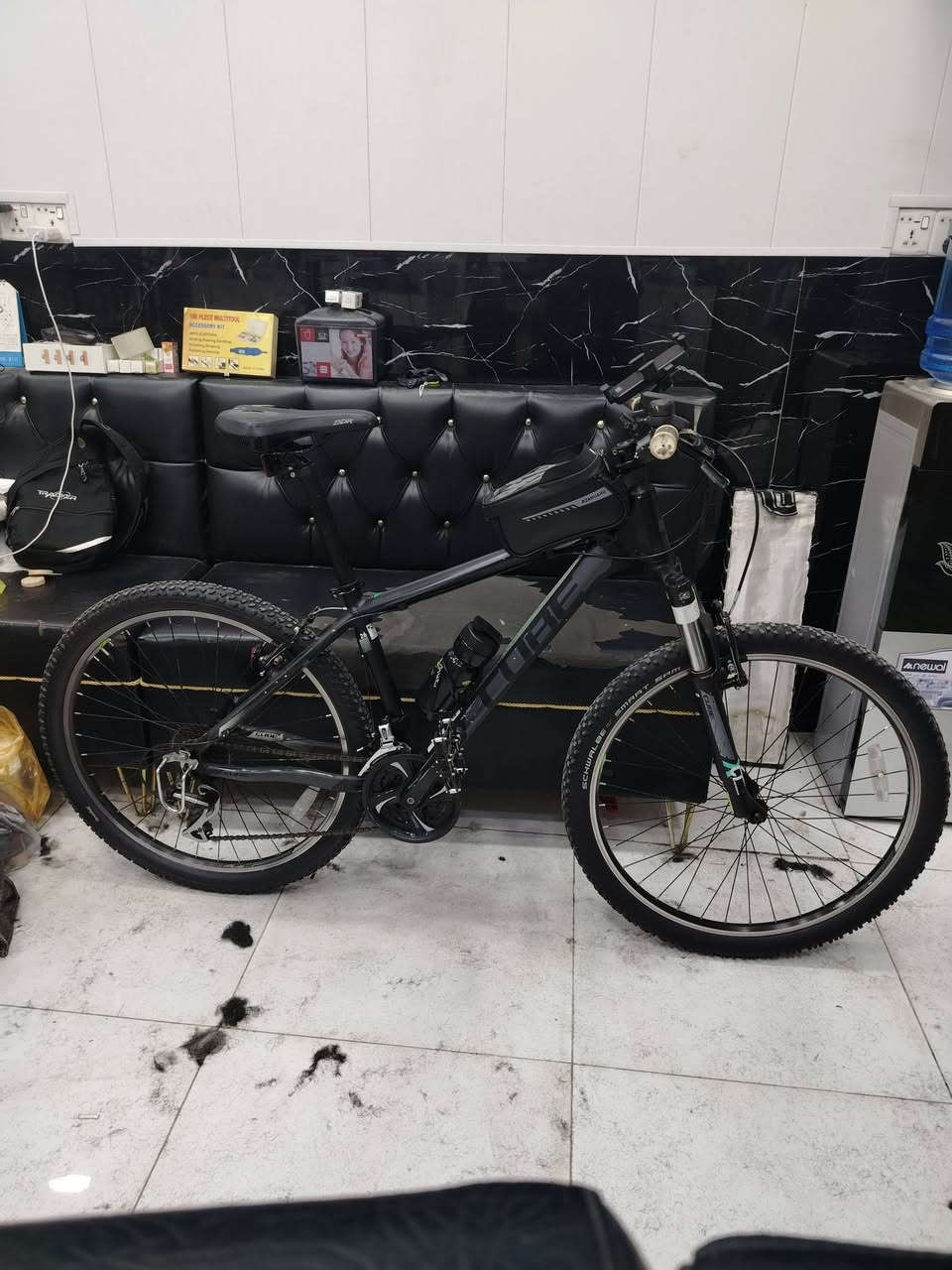 السلام عليكم بايسكل ياباني  ماركة كيوب فول المنيوم دبل امامي كلش قوي  بدالات 3×9 حاوية نضافته 90 بالمية اخو الجديد شديتله كماليات كلش هواي وكلهم اصليات ستان موبايل مطارة اصلية لايت وبك لايت جنطة كاربون كفات جديدات المنيوم  جرس فسفورات السعر 252 وبيه مجال 
***********.
