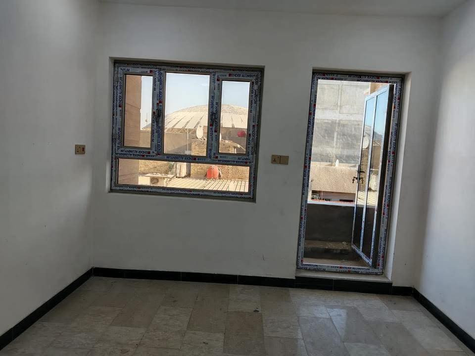 � عرض البناء الأقوى في كربلاء 🔥
حصراً لدى شركة بصمه ومكتب أسس كربلاء @@@###للمقاولات العامة
للعمارة والديكور 😍

⸻

💰 الأسعار: نقدا فقط نقدا فقط 
 • سعر المتر تسليم مفتاح: 400 ألف دينار 👌
 • سعر المتر هيكل: 200 ألف دينار 👌

⸻

😓 دايخ شلون تبني بيتك؟
😥 محتار شلون تلكي مواصفات قوية بسعر مناسب؟
🤔 متعرف شلون راح يكمل بيتك؟

✨ لا تدوخ ولا ينشغل بالك
أسس كربلاء للبناء و للمقاولات 
للعمارة والديكور يجمع لك 
السعر + الجودة + سرعة الإنجاز
وكل هذا بأسعار تنافسية:

✔️ المتر تسليم مفتاح 400 ألف
✔️ المتر هيكل 200 ألف
⏳ عرض خاص ولمدة محدودة

⸻

🎁 مفاجأة العرض 😍
مع كل دار سبلت كنتوري بسعر ٧٥٠ الف دينار 
🔥 المناور + الستارة + السياج الخارجي + الكراج مجاناً مجاناً 🔥

⸻

🏗️ المواصفات الإنشائية:

1️⃣ تهيئة الأرض والحفر بعمق 15 سم، فرش سبيس خالي من الشوائب وحدل بحادلة 20 طن.
2️⃣ رش مبيد حشري جرثومي عالي الفعالية + نايلون زراعي.
3️⃣ تأسيس مجاري 4 إنج (الأمل الشريف) مصري مسلح ثلاث طبقات.
4️⃣ قالب خشب وتسليح حصيرتين نشر 30 سم مع جسور 25 سم وحديد نصف إنج عراقي F.F.
5️⃣ صب الأساس إسمنت مقاوم C30 بارتفاع 40 سم.
6️⃣ صب البتلو مع مواد عازلة للرطوبة.
7️⃣ البناء بالطابوق الأبيض الجمهوري.
8️⃣ صب الأسقف نشر 30 سم مع جسور بارتفاع 30 سم (الطابق الثاني والبيتونة نفس المواصفات).
9️⃣ تأسيس شبكة ماء مسلح درجة أولى تركي.
🔟 تأسيس كهرباء نوع سيمنز العقبة الأردني.
1️⃣1️⃣ أرضيات موزائيك أو بورسلين بسعر أقصاه 15 ألف/م².
1️⃣2️⃣ حمامات ومطابخ سيراميك هندي أو إسباني بسعر أقصاه 13 ألف/م².
1️⃣3️⃣ جص وبورك بمساطر 90 سم (غزال أو مالج).
1️⃣4️⃣ واجهة مرمر وبورسلين بنسبة ٢٥٪؜ بدون زيادة سعر.
1️⃣5️⃣ ديكورات جبس بورد للصالة فقط.
1️⃣6️⃣ إنارة سعودي أو إماراتي (ضمان 5 سنوات) + ميزانية ABB سويسري (ضمان 25 سنة).
1️⃣7️⃣ فتنكات صحية وأثاث صحي تركي درجة أولى.
1️⃣8️⃣ لبخ المناور والجدران الداخلية والستارة مع النثر.
1️⃣9️⃣ بايات الدرج كرانيت درجة ثانية أو بورسلين حسب الاختيار.
2️⃣0️⃣ فريمات حديد لجميع الشبابيك.
2️⃣1️⃣ محجر درج ألمنيوم تركي 3 خطوط 
2️⃣2️⃣ أبواب داخلية تركية بقياس 210 سم.
2️⃣3️⃣ شبابيك حديد أو ألمنيوم مع زجاج 6 ملم + أبواب مداخل حديد.
2️⃣4️⃣ باب استقبال قاصة تركي مع كيلونات إيطالية (ضمان 20 سنة – E-Form).
2️⃣5️⃣ عزل السطح شتايكر + فلين 3 سم + زميج وعازل رطوبة.
2️⃣6️⃣ سخان 120 لتر + تانكي 1000 لتر + بوستر ومضخة درجة أولى.
2️⃣7️⃣ باب سياج خارجي حديد درجة أولى.
2️⃣8️⃣ شبكة معالجة أرضية + خطوط كاميرات + إنترنت.
2️⃣9️⃣ طلاء داخلي نوع ديلوكس أو ناشونال أو برجر.

⸻

‏ℹ️ ملاحظات مهمة:
 • الذرعة تعاونية
 • الستارة، المناور، والكراج مجاناً
 • المواصفات مثبتة ومرفقة بالعقد
 • العمل داخل كربلاء فقط (لا يشمل المحافظات)
 • المساحات من 100 م² فما فوق
 • الدفع نقداً وعلى دفعات حسب نسب الإنجاز

⸻

📞 للاستفسار والتواصل:
📲 *********** (واتساب) و ( اتصال )
‏📲 ‭‬ *********** (واتساب) و ( اتصال)

✨ ابني بيتك براحة وبمواصفات مضمونة.

#fypシ゚viralシ
#العراق
#استثمار_عقاري
