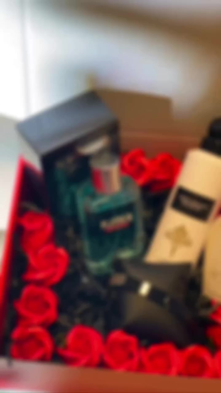 لأن الحب تفاصيل 🎁❤️
بوكس رجالي مميز يجنن  🔥

عطر بلاتينيوم رجالي يفوح فخامة وثقة 💙✨
معطر إبراهيم القرشي ريحة نظافة وثبات يخبل 🤍🌫️
وسوار أنيق يكمّل اللوك ويظل ذكرى بيده طول الوقت ⌚💫

محاط بورود حمر حتى تكون الهدية مليانة عشق 🌹❤️
دللي حبيبج بهدية راقية تخليه يتذكّرچ بكل رشّة عطر وكل نظرة لسواره 😍
للاستفسار والتواصل على الخاص 👇🏼💌


**إذا كنت صاحب هذا الإعلان وتريد حذفه لأي سبب، رجاءا أرسل رسالة إلى الدعم الفني**