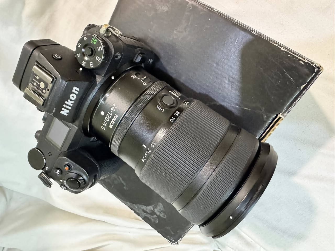 كامرا نيكون z6ll
عدسه 24-120 f4s
شتر الكامرا اقل ال9 k
السعر 275000 

المستشعر: مستشعر Full-Frame بدقة 24.5 ميجابكسل بتقنية BSI-CMOS (أداء متميز في الإضاءة الخافتة).
• المعالج: معالج صور مزدوج (Dual EXPEED 6) لسرعة معالجة عالية.
• الفيديو: تصوير بدقة 4K UHD بسرعة تصل إلى 60 إطاراً في الثانية (مع قص DX).
• التصوير المستمر: سرعة تصل إلى 14 إطاراً في الثانية.
• نظام التركيز: نظام تركيز تلقائي هجين بـ 273 نقطة، مع ميزات محسنة لاكتشاف العين للناس والحيوانات.
• التخزين: فتحتان للذاكرة (واحدة لبطاقات CFexpress/XQD والأخرى لبطاقات SD UHS-II).
• التثبيت: مثبت صورة داخلي (IBIS) خماسي المحاور.
• الشاشة: شاشة LCD تعمل باللمس مقاس 3.2 بوصة قابلة للإمالة.
• البطارية: تدعم الشحن المستمر عبر منفذ USB-C.


**إذا كنت صاحب هذا الإعلان وتريد حذفه لأي سبب، رجاءا أرسل رسالة إلى الدعم الفني**