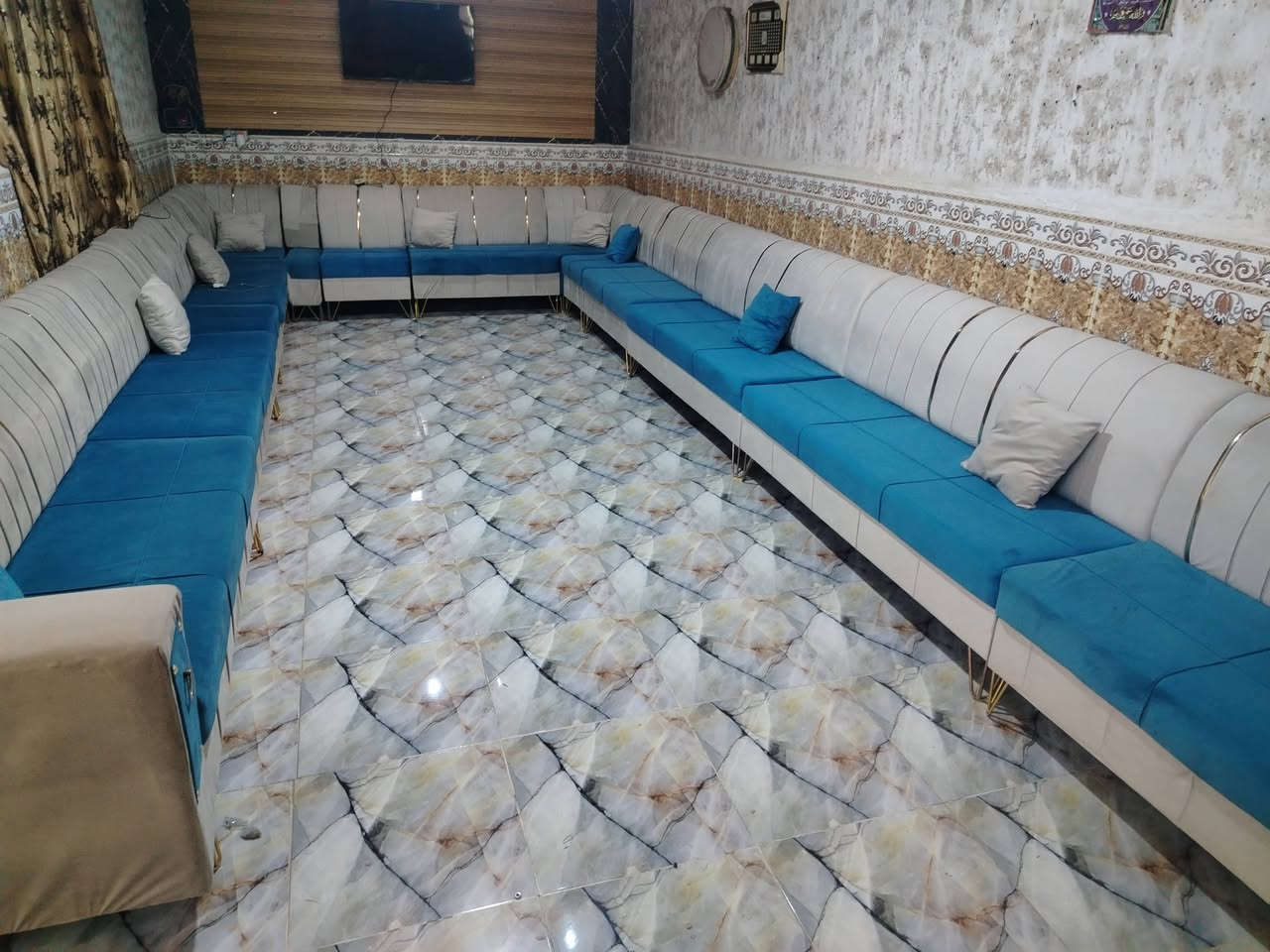 السلام عليكم  تخم جديد تخمين ونص يعني 28مقعد.  جديد استخدام قليل السعر 650وبي مجال بعقوبه تقاطع الامام عبدالله ابن علي ***********
