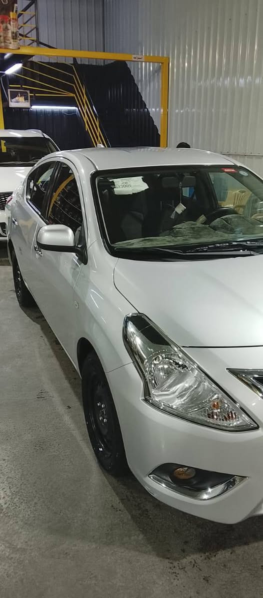 السلام عليكم 
نيسان صني 2024 
مرقمة اربيل اول وكاله باسمي 

المواصفات: فل 1️⃣/1️⃣

محرك 1500 CC اقتصادي

كير أوتوماتيك 6 سرعات

2 نوافذ كهربائية شاشة كبيره اصليه  كاميرا خلفية

تحكم ستيرن داخلية لون اسود

سبايدر خلفي 

واجهة النيكل الجديدة مع الشعار الجديد Nissan 

بروجكترات أمامي

📍 العنوان: نجف 

للاتصال *********** 
 واتساب ***********
