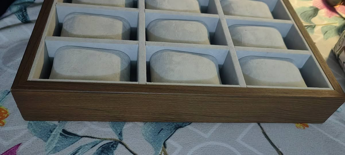 السلام عليكم عارضة مال ساعات تحتوي على ٣٠ قطعة مع حافظات مع سيورة ساعات للبيع التواصل خاص او على الرقم ***********.
