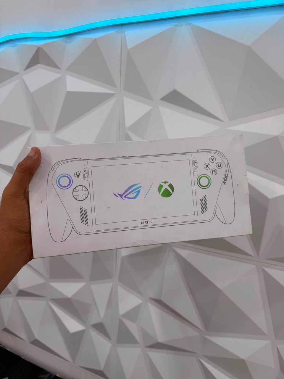 سلام عليكم
Asus rog xbox ally 

نظافة 100/100 مستخدم جدا قليل يعني بطارية 100 كامل غراضة عنوان الأنبار. متوفر توصيل 
***********
