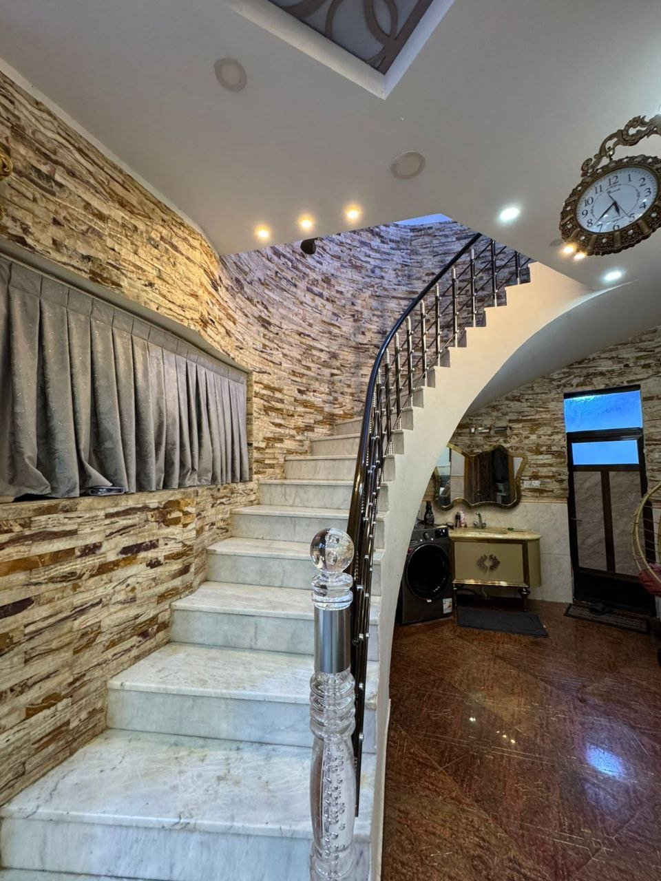 بيت للبيع

المساحه - 150م
العنوان - حي اور الثانيه  خلف مؤسسة الحج
تفاصيل البناء - طابقين مسلح 
ط1- غرفه+صاله+استقبال+مطبخ+صحيات
ط2- غرفه عدد3+صاله+صحيات

للمزيد من المعلومات يمكنكم التواصل معنا 
على صفحة الفيس بوك ( المثنى للعقار) 
او الاتصال على الرقم التالي 
ابو سيف  ***********
*********** 
للمزيد من العروض الدخول على الرابط
https://web.facebook.com/groups/353423759199621
او قناتنا على اليوتيوب
https://youtu.be/wNJnyaBvaoU ناصرية, ذي قار
