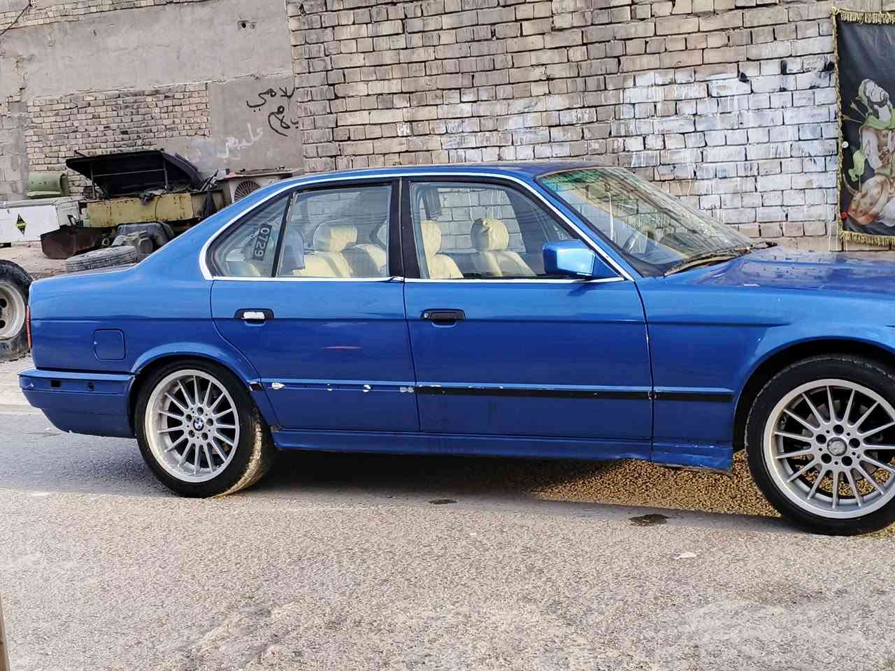 سلام عليكم بي ام 535 مفتوح سياره سياره مكينه كير خير من الله صدر نص عمر رقم ديالى شرط التحويل مصبوغه عام الجماليه مكفوله من الضربه  عوزها يده مال باب  السعر 40 وبيها مجال العنوان بغداد المعامل ***********
