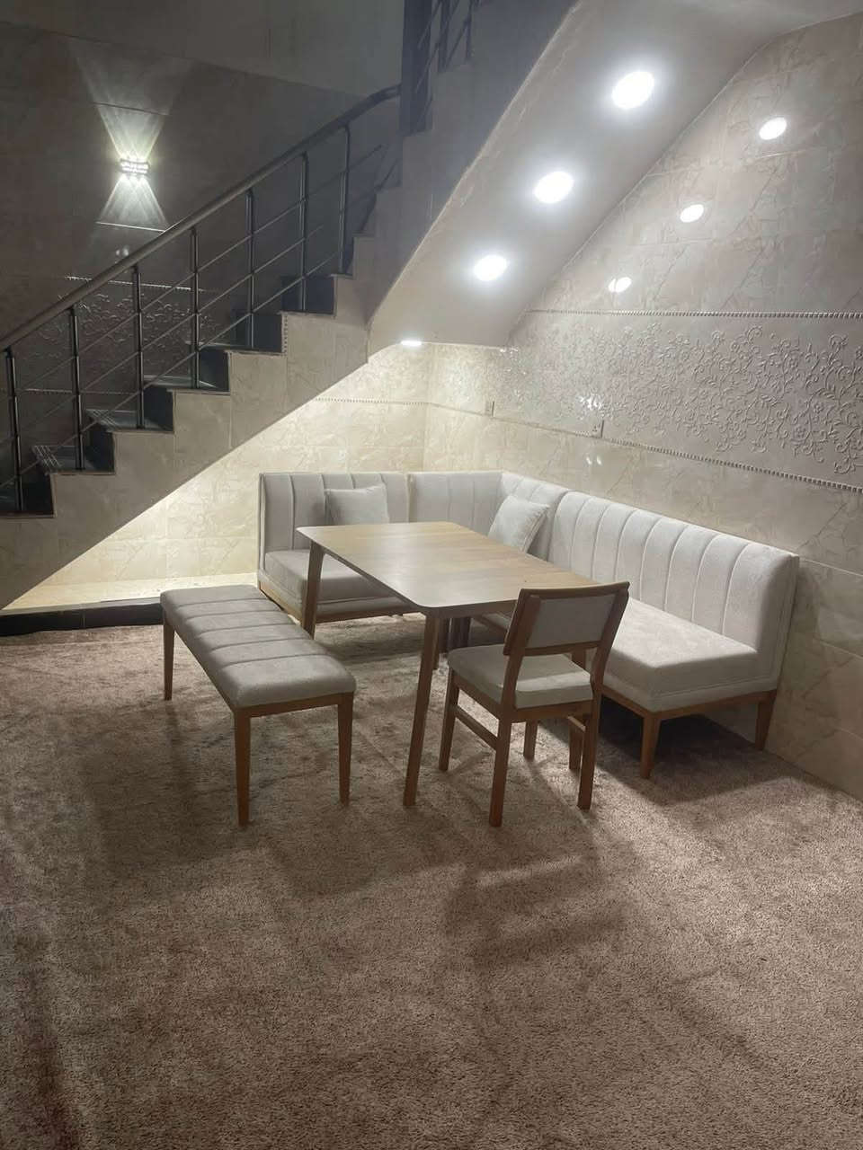 كورنر ميز طعام للبيع استعمال قليل نضيف وجديد مثل الصوره بالضبط السعر خاص او اتصال ع الرقم ***********
