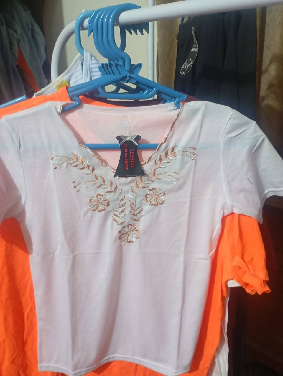 السلام عليكم 
شلعه ملابس  رجالي نسائي اطفال سعر القطعه 2000 
دينار 
مكاني الحله ***********
