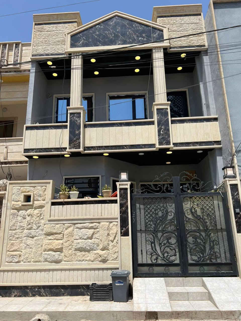 (( دار للبيع حي الملايين ))                                                    🔰#إعلان_عروضات🔰 ⚜#_شركة_امارة_الخليج_لتجارة_العقار_ومقاولات⚜    ⬅️دار  للبيع  / / بناء 2025 فول  /⏺️مساحة //108/ واجه 6.م/صنف العقار : سند بستان طابو زهور ملك صرف نموذج (25)⬅️ خدمات كامل / ماء + كهرباء + تبليط / عرض شاعر 14.م ⬅️الطابق الأول : غرفتين نوم +صاله +استقبال +مطبخ +صحيات داخل + صحيات خارج + منور ⬅️الطابق الثاني : ثلاث غرف نوم +صاله + صحيات + بلكون عدد 3 + بيتونه ⬅️علق ب تم ليصلك السعر ع الخاص او اي استفسار آخرمستعدون لأنجاز المعاملات في التسجيل العقاري ( تحويل / اقرار تمليك ) بأكفأ المحاميين ]⚖️⚖️للاستفسار مراجعه المكتب :: او الاتصال برقم المكتب ⬅️عبدالرزاق الجواري📞/*********** /***********⬅️🌍موقع المكتب : حي الصديق سايدين مرطبات البحرين قرب إفران زينب                      نستقبل عروضاتكم طلباتكم العقاريه                                 من دور / وأرضي                              زراعي / تجاري /سكني
