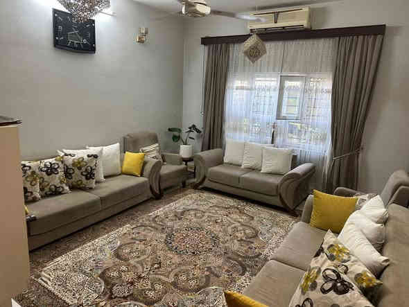 دار مساحة ٢٠٠م طابو طابق واحد بناء حديث يحتوي على ٢غرفة نوم وستقبال وهول ومطبخ ارضية سيراميك موقع البيت منطقة واحد حزيران قرب جامع الغفران خلف الشارع العام سعر ١٥٠مليون 
------------⬇️
مستعدون لاستقبال عروظكم في كافة مناطق كركوك وترويج لها عبرة صفحة المكتب⬇️
----------------
مكتب الانمار للعقار📡
مبايل ***********او ***********
موقع المكتب❓
على السايدين مال حزيران مقابيل منفذ واحد حزيران
