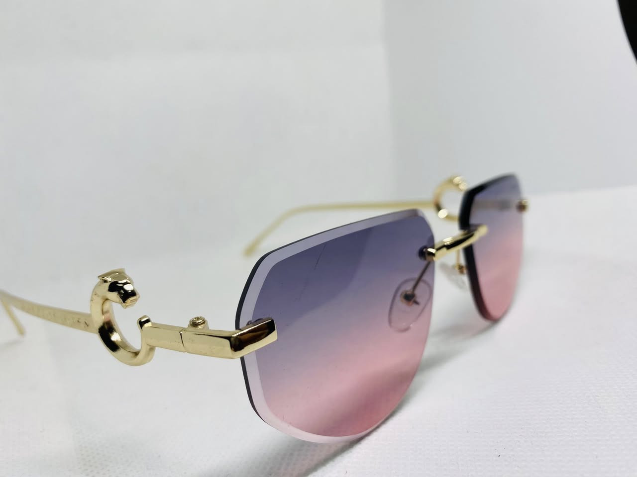 لمسة أناقة تخطف الأنظار ✨🕶️
نظارة شمسية بناتية من ماركة Cartier بتصميم عصري بدون إطار مع كارت الضمان 
وعدسات متدرجة بين البنفسجي 💜والوردي💖، مع إطار ذهبي أنيق يعطيك إطلالة فخمة وناعمة بنفس الوقت
خفيفة، مريحة، ومثالية لكل إطلالاتك اليومية سواء صباحية أو مسائية.

تميّزي بإطلالة مختلفة وكمية محدوده 

#نظارات
#نظارات_شمسية
#موضة
#اكسسوارات
#أناقة


**إذا كنت صاحب هذا الإعلان وتريد حذفه لأي سبب، رجاءا أرسل رسالة إلى الدعم الفني**