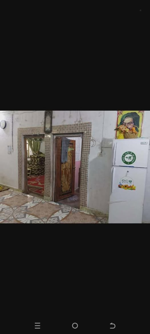 السلام عليكم بيت مساحته 200م بحي الملايين قرب بيت الاخ حامد ابو جوادين يحتوي على غرفتين وصاله وبراني وصحيات البناء بلوك ورباط السعر والاستفسار مراسلة الصفحه او الأتصال ***********
