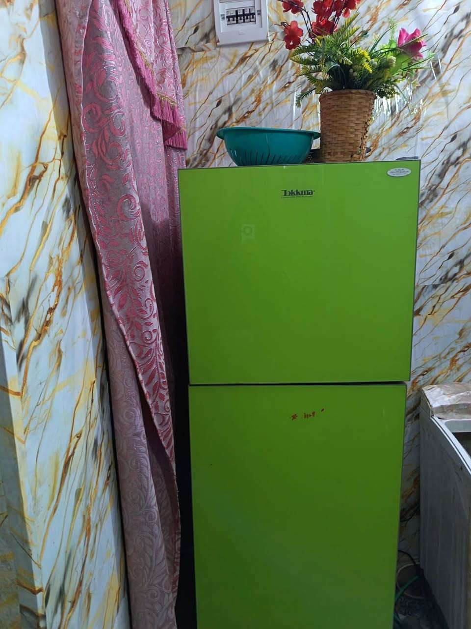 للبيع ثلاجه عل فحص  جديده  بيها بس الباب مسويله  رمايد سعر ١٥٠ الاستفسار  ***********
