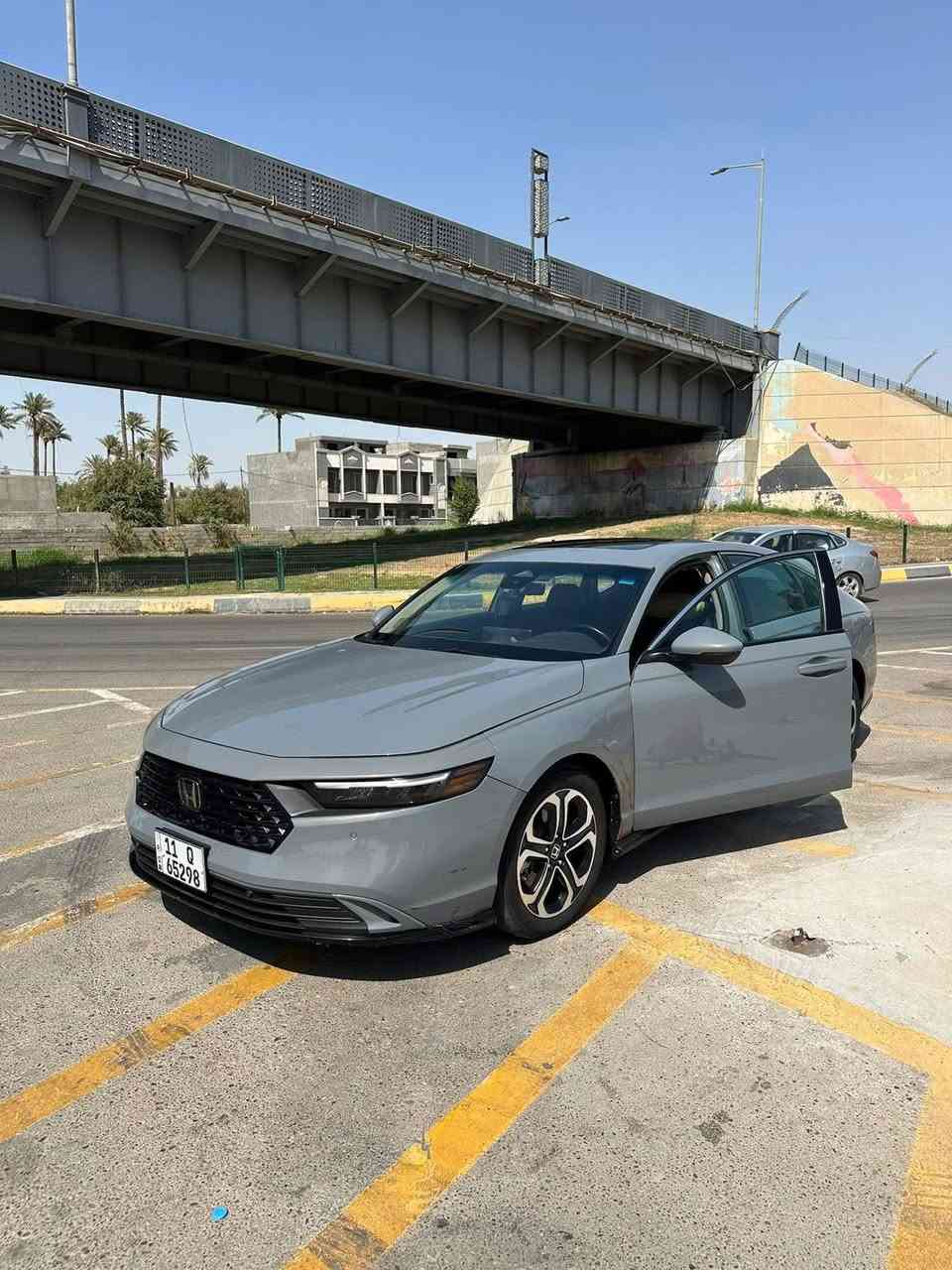 السلام عليكم ***********
هوندا
 اكورد موديل 23
هايبرد 
مرقم بغداد 
كاملة من النقوصات
عداد 100 الف كيلو 
الضرر مثل ما موضح بالصور فقط جاملغ وراجع بارد 
يعني كلين 
سيارة نضيفه كلش استيراد خاص على ايدي 
تحويل ثاني يوم 
مواصفاتها معروفه 
كشنات خزن وتدفئة
رادارات 360 درجة
نقطة عمياء
قرائة مسار 
مثبت سرعه
يعني قيادة شبه ذاتية
فتحة سقف 
تبريد خير من الله 
دهن كله اصلي
وبانزين محسن كله اديرلها 
سيارة معروفه باعتماديتها العالية
سعر 220 وبيها مجال
