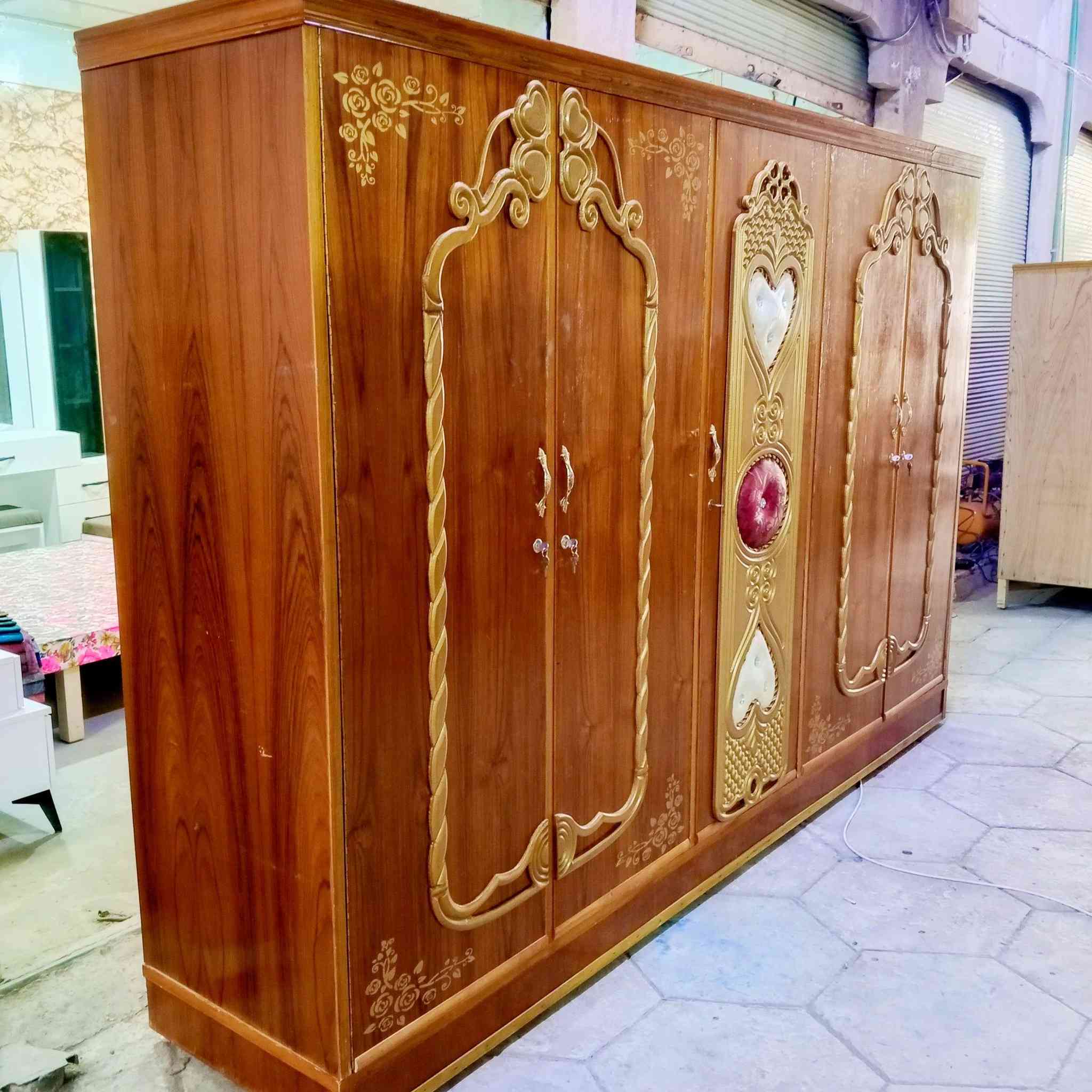 قنصور خمسة ابواب مستعمل كل باب بوحدو نضيف جداً وشغل ثقيل جداً كلها خمس ملم العنوان حسنكوي مقابيل اعدادية تلعفر نجارة الأمين للاستفسار ***********
