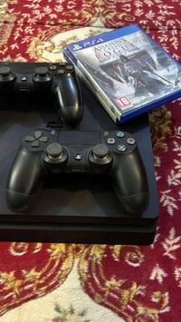 PlayStation 4 slim 500gb قابل للتهكير  وياه يدتين قرصين assassin creed...