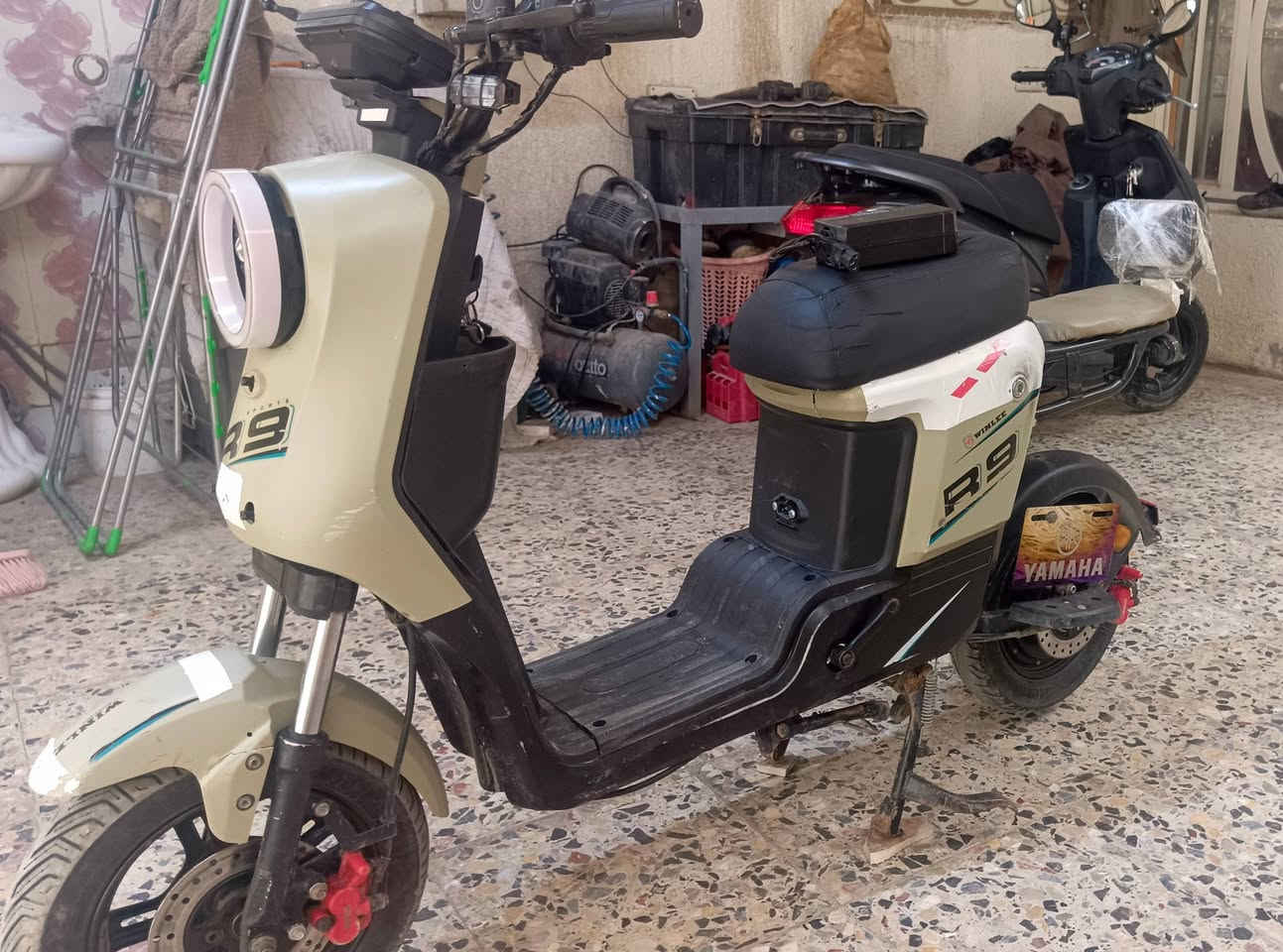 السلام عليكم دراجة R9 حديثه نضافة فول٤سرع مع نضام R ترجع للخلف  بطاريات وشاحنة قبل شهر شادهن إصليات اب١٥٠ الف تأثيرات جدد محورله دبل ماكس اصلي انسه الطسه تراي  معدل ايخبل دراجه كلش جديده مكاني الزعفرانيه سعره ٤٢٥ الف بيه شي بسيط لاستفسار اتصال برقم ***********
