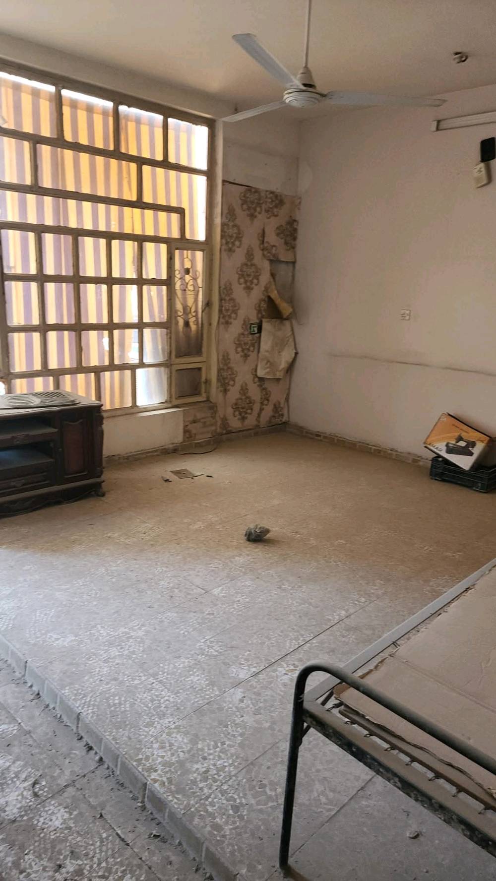 السلام عليكم بيت للبيع منطقة ابوغريب منطقى حي الصديق عرب جلوب يصحوله البيت في بدايه شارع20 التجاري يعني على شارع قرب مطعم القلعه بصف وكيل الطحين مساحه البيت 100 متر قاطين يتكون من صاله ومطبخ وحولي وغرفه نوم وتركين  القاط الثاني غرفه كبيره مع مخزن في السطح الاول البيت بناء بلوك 
